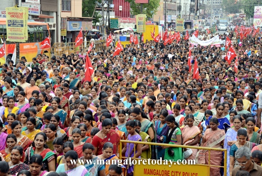 Beedi workers take out massive rally 1